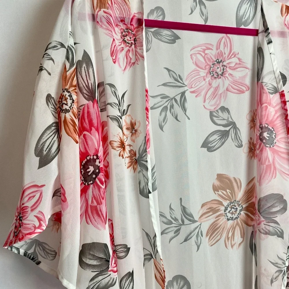 💙5/ $15 Womenʻs Pink and White Lightweight Floral Kimono | Cardigan OS